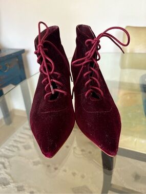 Miss L Fire | Crimson velvety ankle booties. Pointed toe. Lace-up. Size 39 (8.5)